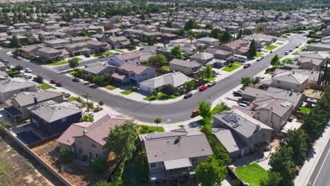 hiper lapso sobre un gran barrio de los suburbios de california con edificios de corte de galletas dolly aéreo al mediodía