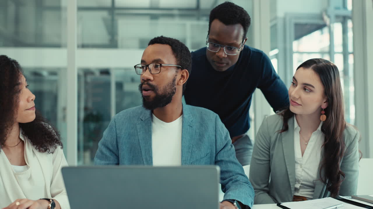 Forretningsfolk, teamwork og leder på laptop