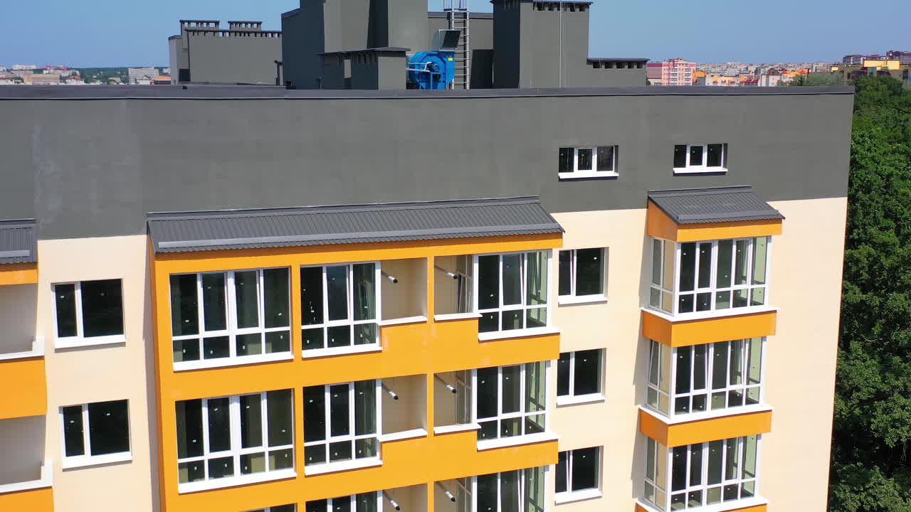 Edifícios residenciais altos recém-construídos. Vista aérea de um complexo residencial moderno em uma nova área.