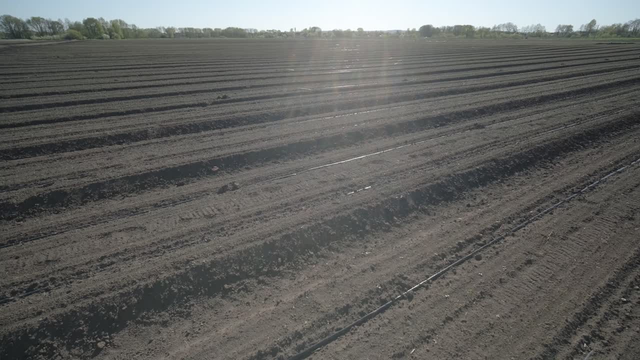 vista de un campo agrícola arado y cultivado. el campo agrícola está listo para plantar y sembrar.
