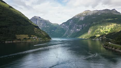 volando sobre un gran fiordo o lago en un valle verde en una cordillera, noruega, europa, avión no tripulado