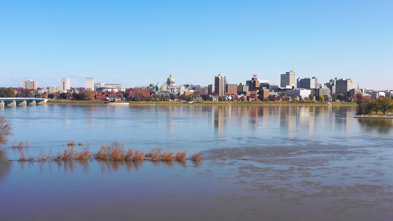 Buona ripresa aerea con drone di ambientazione della capitale della Pennsylvania, Harrisburg, e del fiume Susquehanna in primo piano.