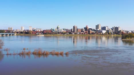 Gute-Drohnenantenne,-Die-Aufnahme-Von-Pennsylvanias-Hauptstadt-Harrisburg-Und-Dem-Susquehanna-River-Vordergrund-Macht