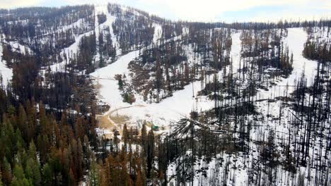 Antena-De-Sierra-En-La-Estación-De-Esquí-De-Tahoe-Después-De-Un-Incendio-Forestal