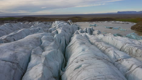 vista aérea de la superficie de hielo del glaciar svinafellsjokull y su laguna en islandia