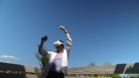 persona experimentando la realidad virtual en un balcón soleado