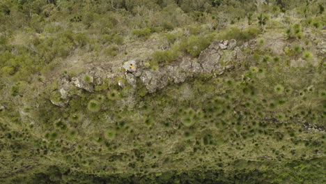 toma de drones de 4k de la cresta de la montaña australiana en el parque nacional de los rangos fronterizos