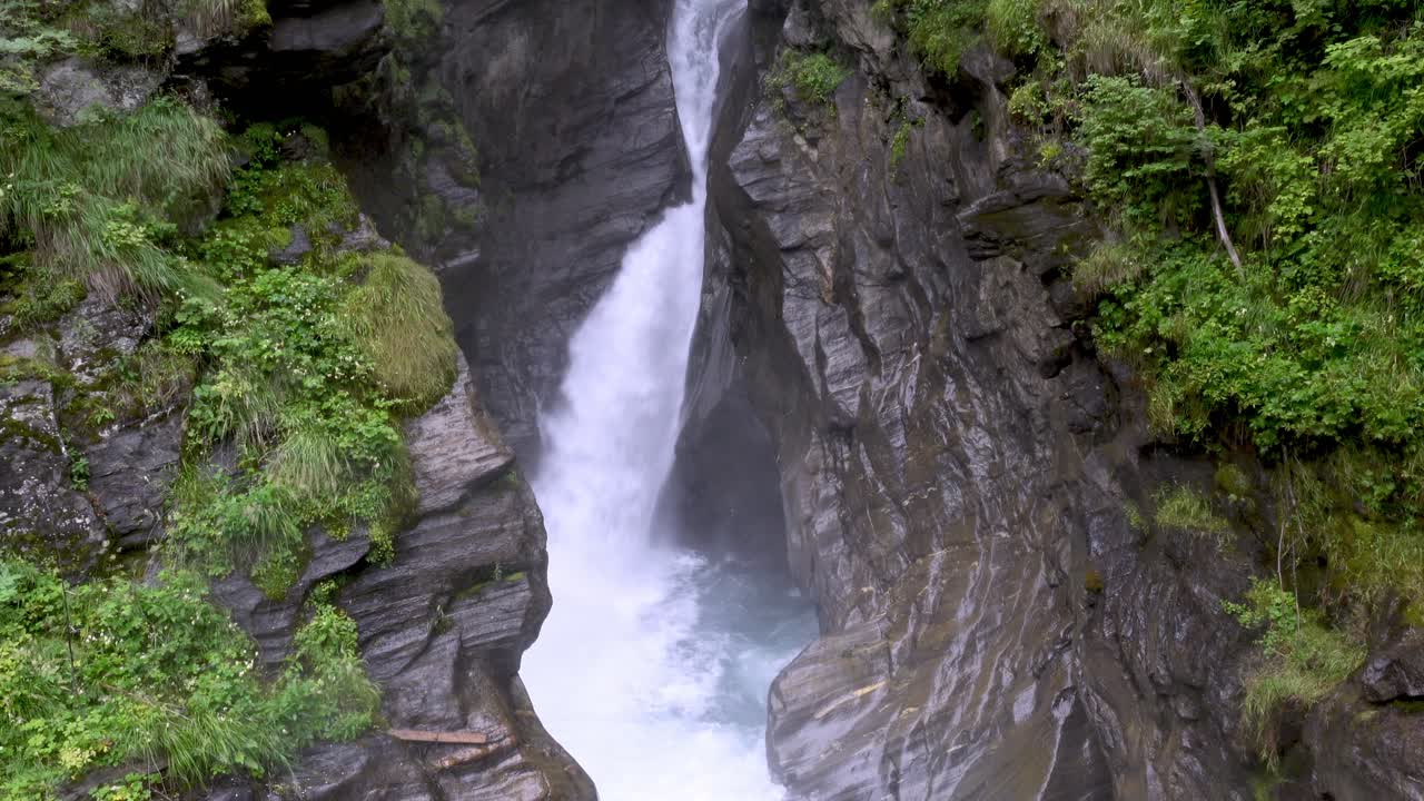 la cascada de stieber vaporizando entre las rocas, valle de passeier, tirol del sur, italia