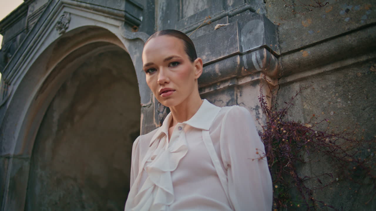 중세 성의 아름다운 소녀 여름 저녁 클로즈업 럭셔리 여성