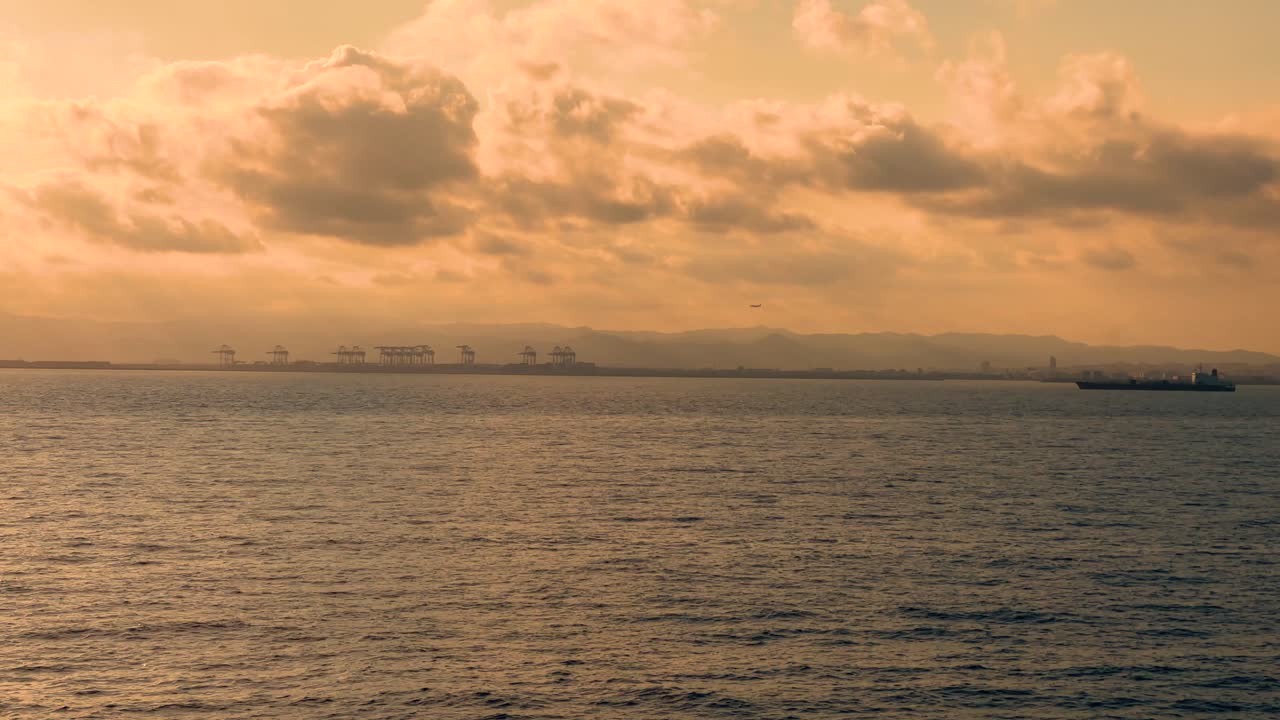 바르셀로나 스카이 라인 비행기 착륙 항구의 일몰