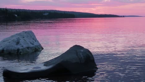 foto fija del amanecer rosa sobre el lago superior, minnesota