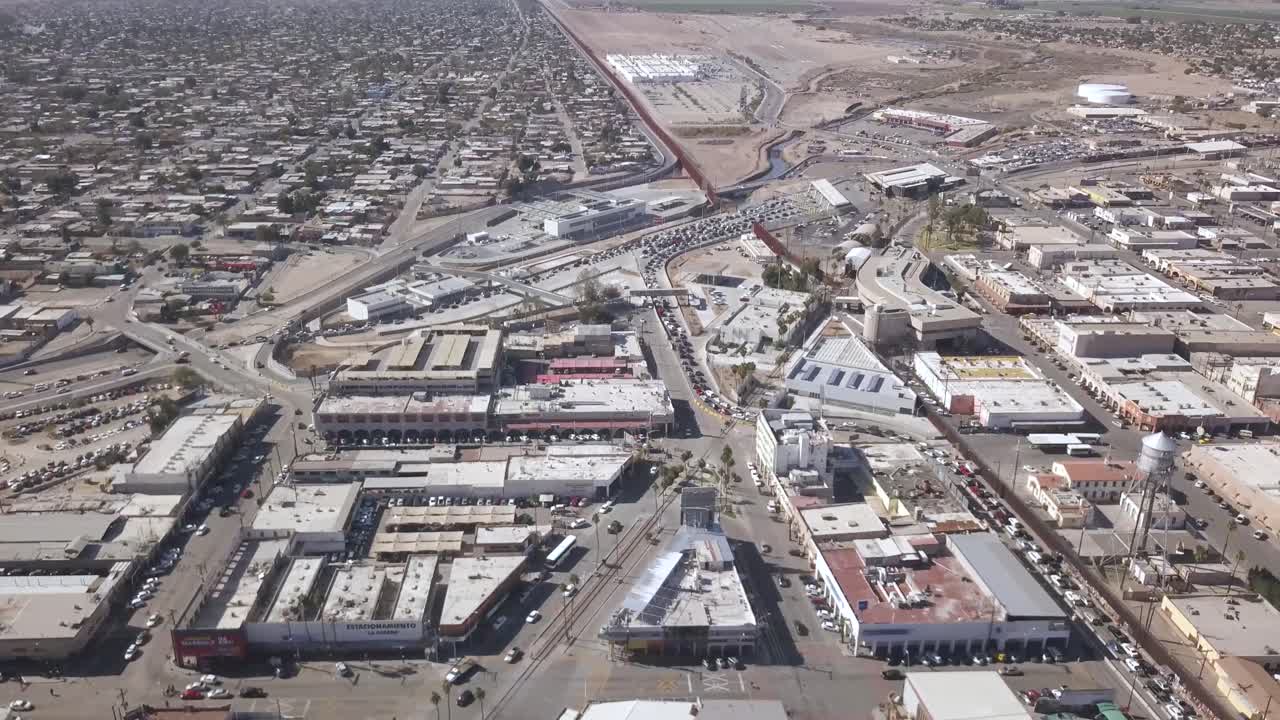 drone volando sobre mexico a un lado de la frontera de los estados unidos de america