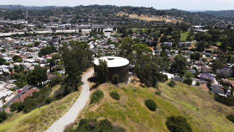 hélice de drones aéreos filmada en glendale, california, con el horizonte de los ángeles en el fondo