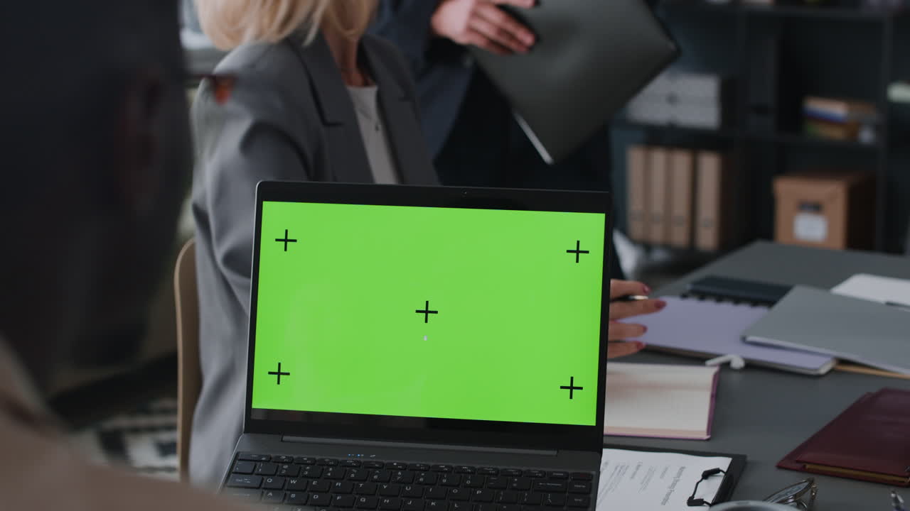 reunión de negocios con portátil de pantalla verde