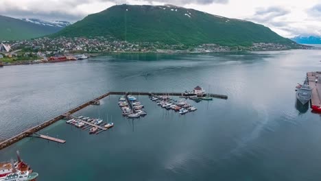 vista de un puerto deportivo en tromsø, al norte de noruega