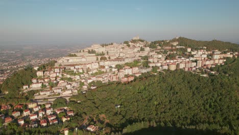 San-Marino,-Italien,-Stadt-Auf-Einem-Berg,-Stadtgebäude,-Drohnenansicht