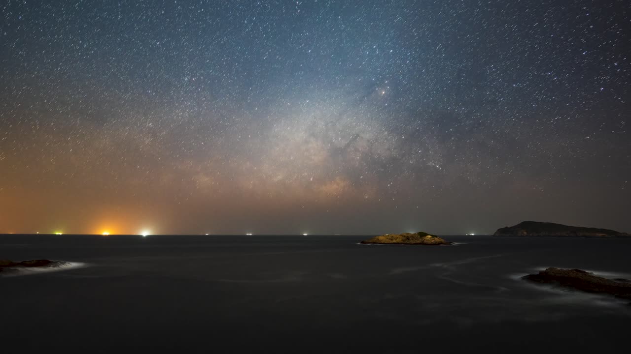 수평선에 박 랩 비치 사이 쿵 홍콩 보트 조명 위에 스타 경과