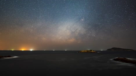 lapso de estrellas sobre pak lap beach sai kung hong kong luces de barco en el horizonte