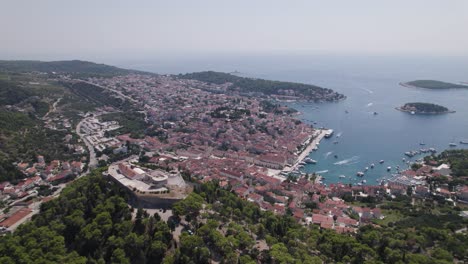 Kroatien-Aus-Der-Luft:-TVrđava-Fortica-Mit-Blick-Auf-Den-Hafen-Von-Hvar-Und-Die-Adria