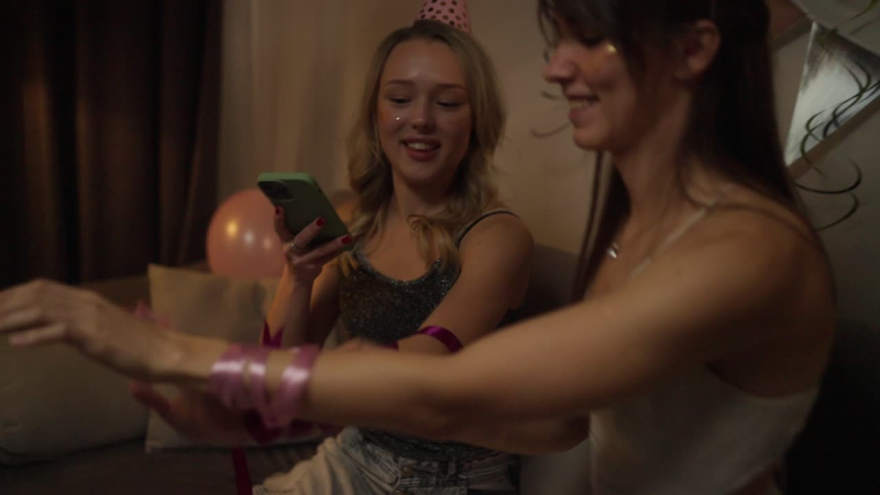 amigos celebrando su cumpleaños en casa