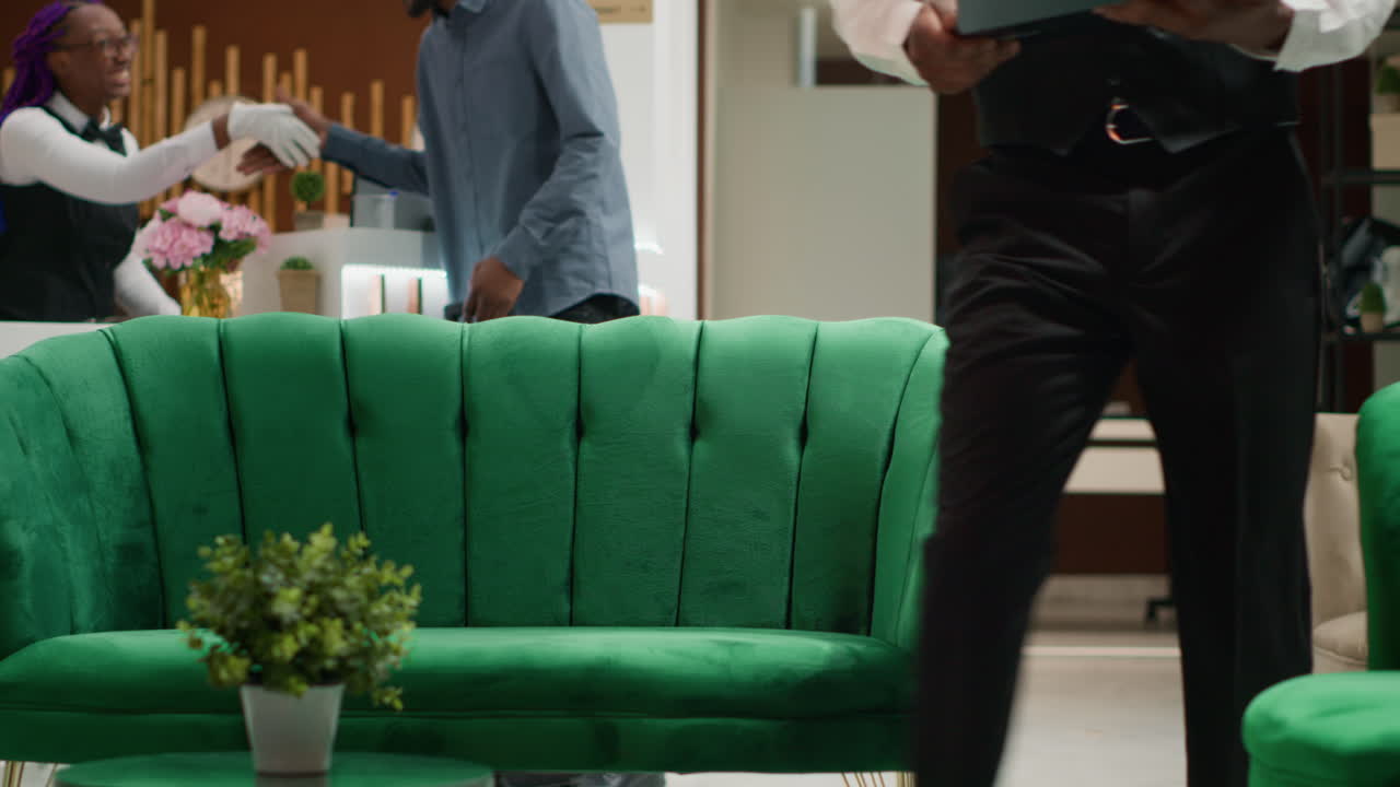 сосредоточенный менеджер отеля, работающий на ноутбуке