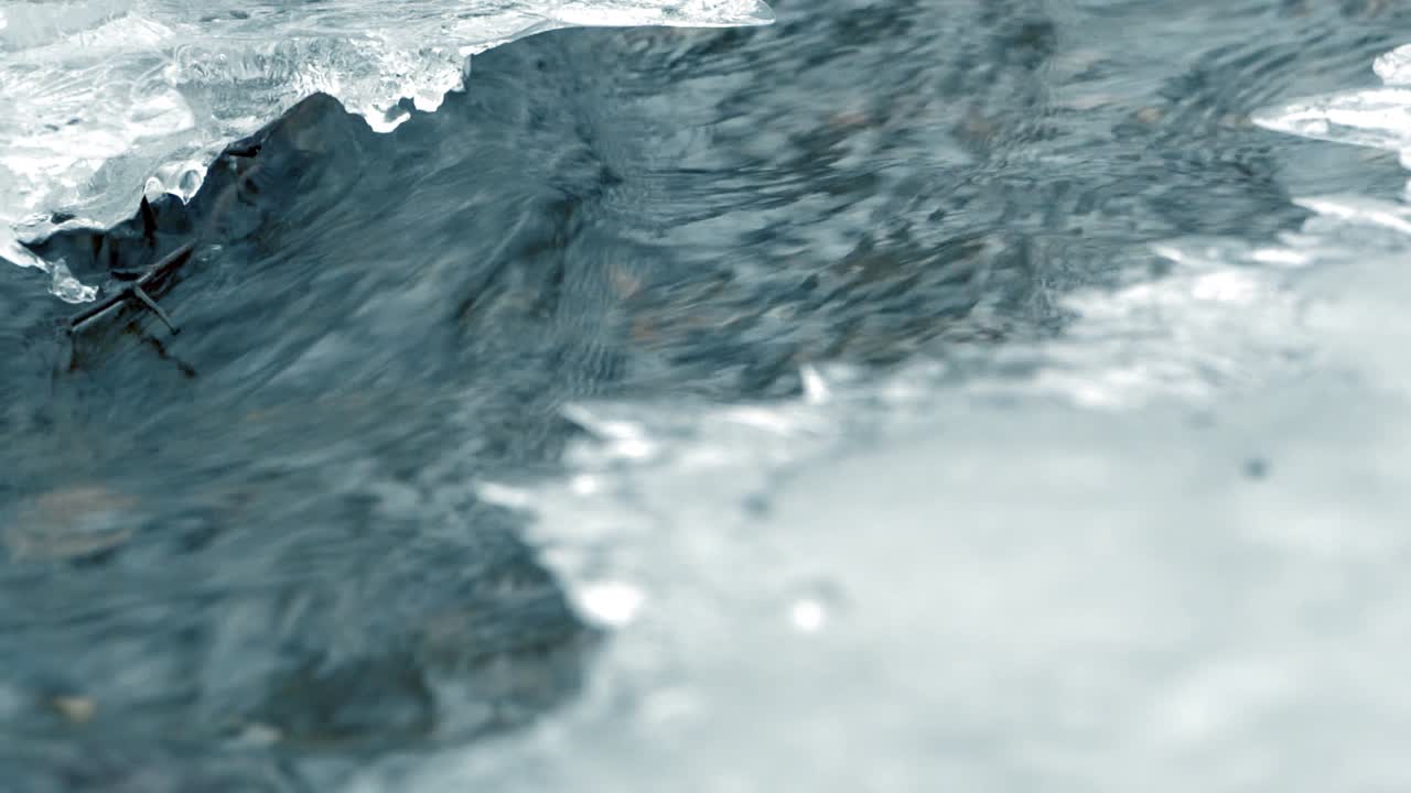 얼음 스트림의 슬로우 모션 근접 촬영