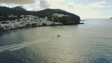 Crucero-En-Barco-Con-Nisyros-Al-Fondo-En-Un-Día-Nublado