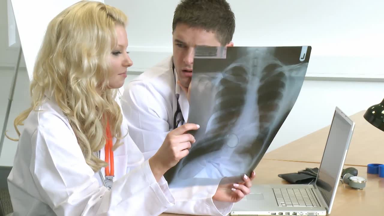 врачи на работе