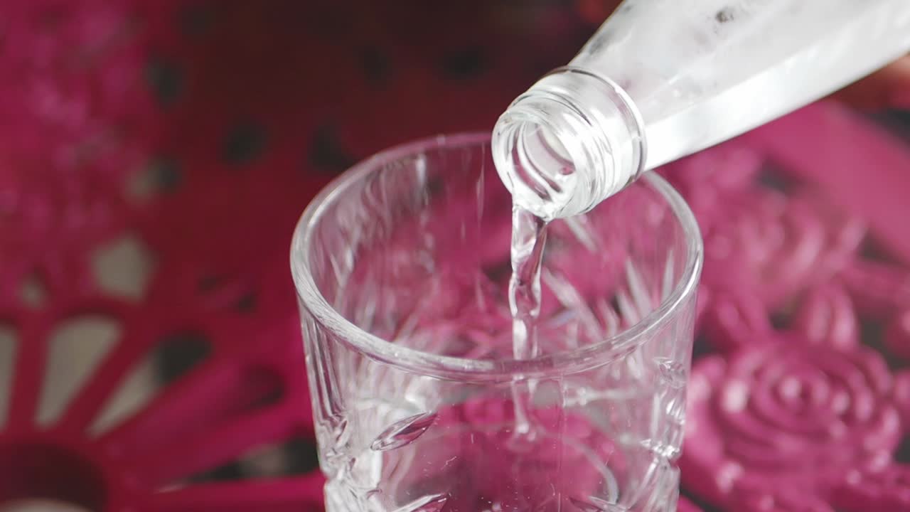vertiendo agua en un vaso