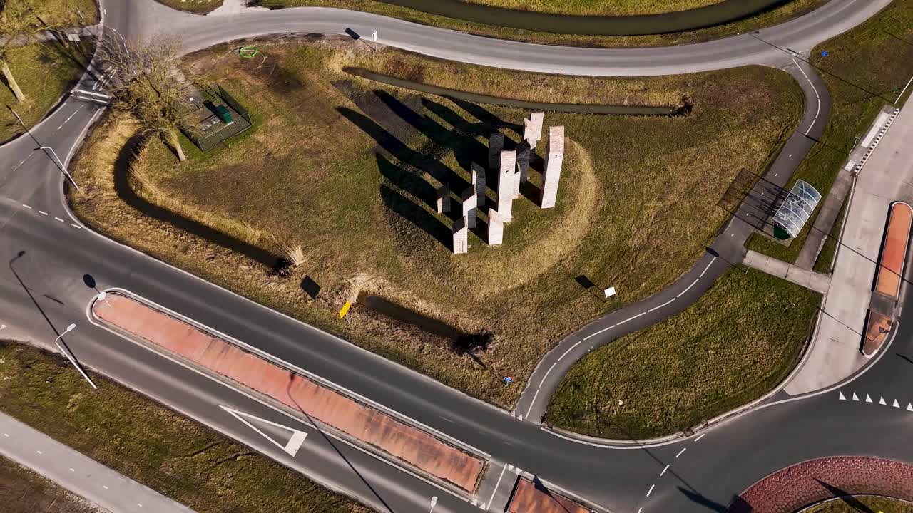 Vista aerea di una scultura moderna in una rotatoria stradale