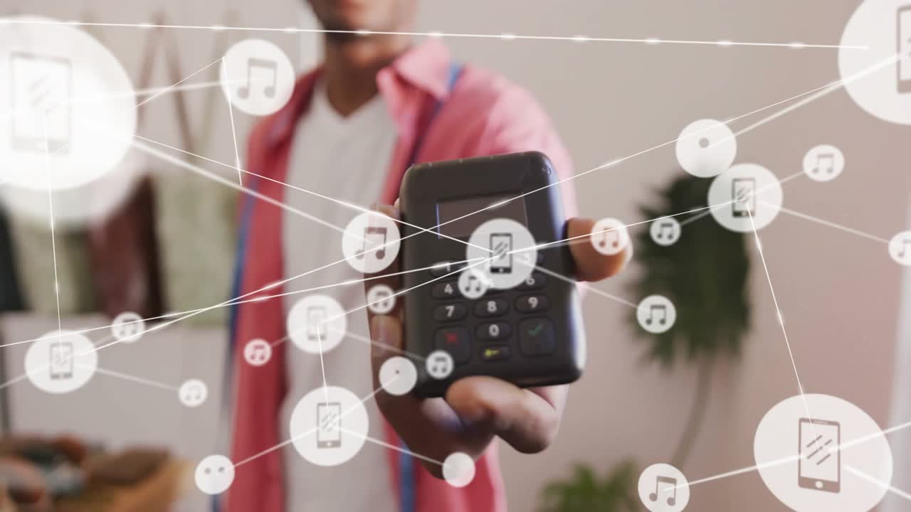 Skrædder holder betalingsterminal med visuel repræsentation af fintech-forbindelse