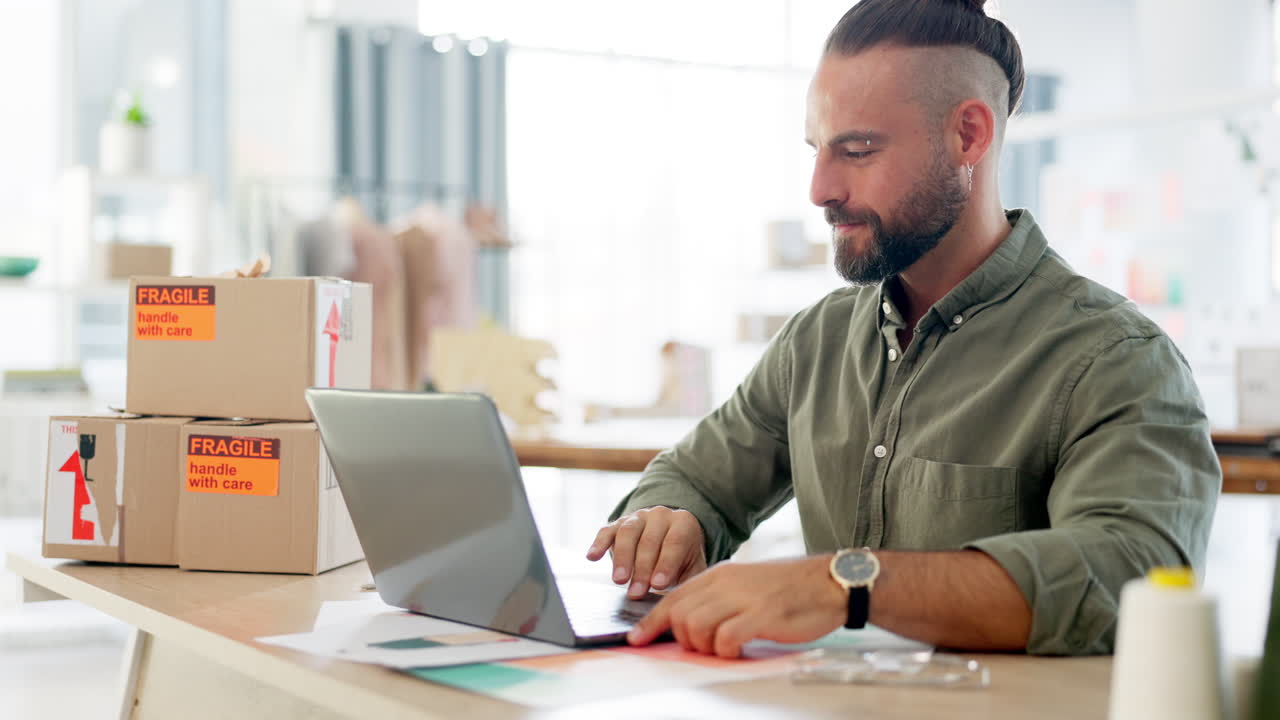 hombre de negocios, mecanografía y computadora portátil para la logística de cajas