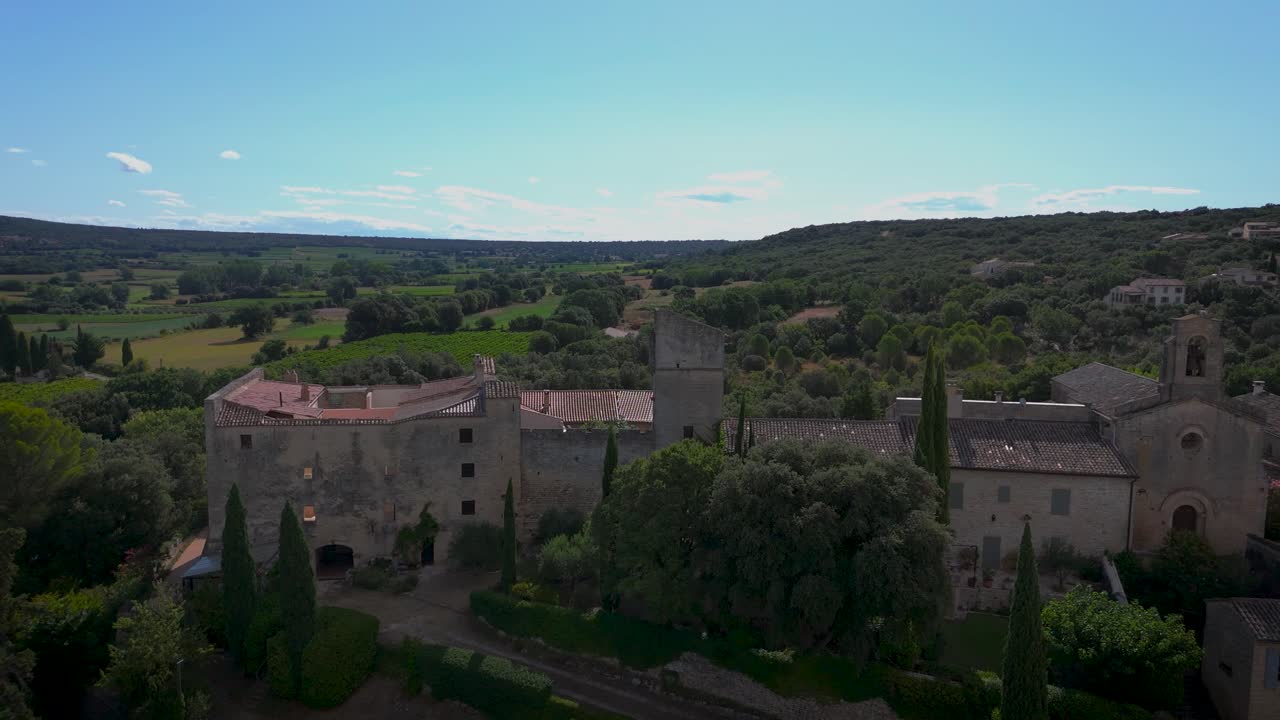 fotografía aérea en órbita del remoto castillo de pouzihllac cerca de uzes, francia