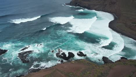 Conjunto-De-Oleaje-Procedente-Del-Océano-Atlántico,-En-Tenerife