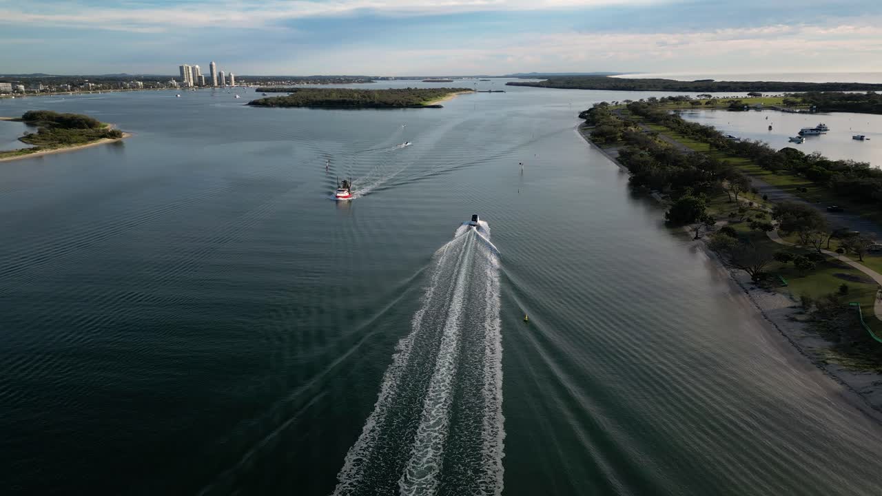 aerial siguiendo un barco sobre las aguas abiertas en el extremo norte de la costa de oro, queensland, australia 20230502