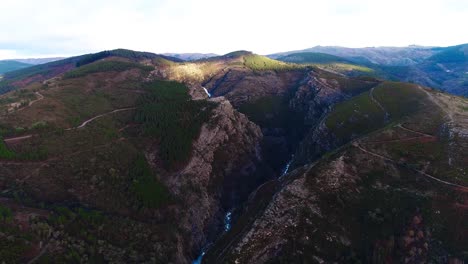 imágenes de drones del valle del cañón de la montaña