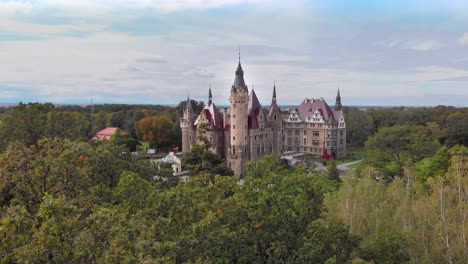 Vista-Aérea-Del-Castillo-Histórico-En-Moszna-Cerca-De-Opole,-Silesia,-Polonia