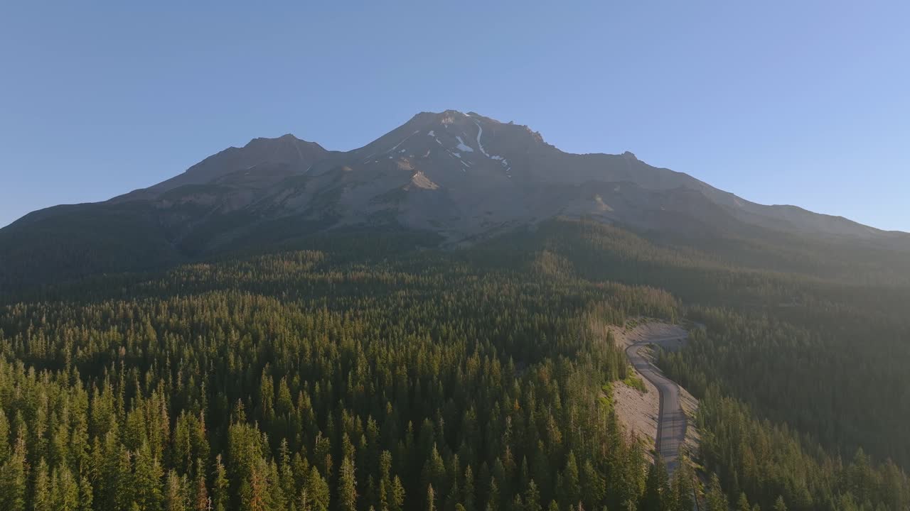 Vista maestosa del Monte Shasta su una lussureggiante foresta californiana, atmosfera tranquilla