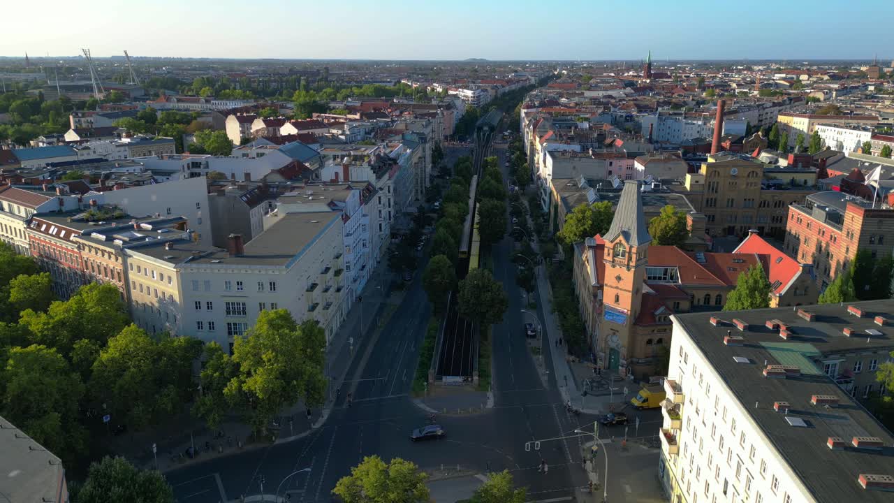 tren elevado amarillo que atraviesa un área residencial de berlina en verano. vista aérea mágica vuelo trípode estático drone flotante