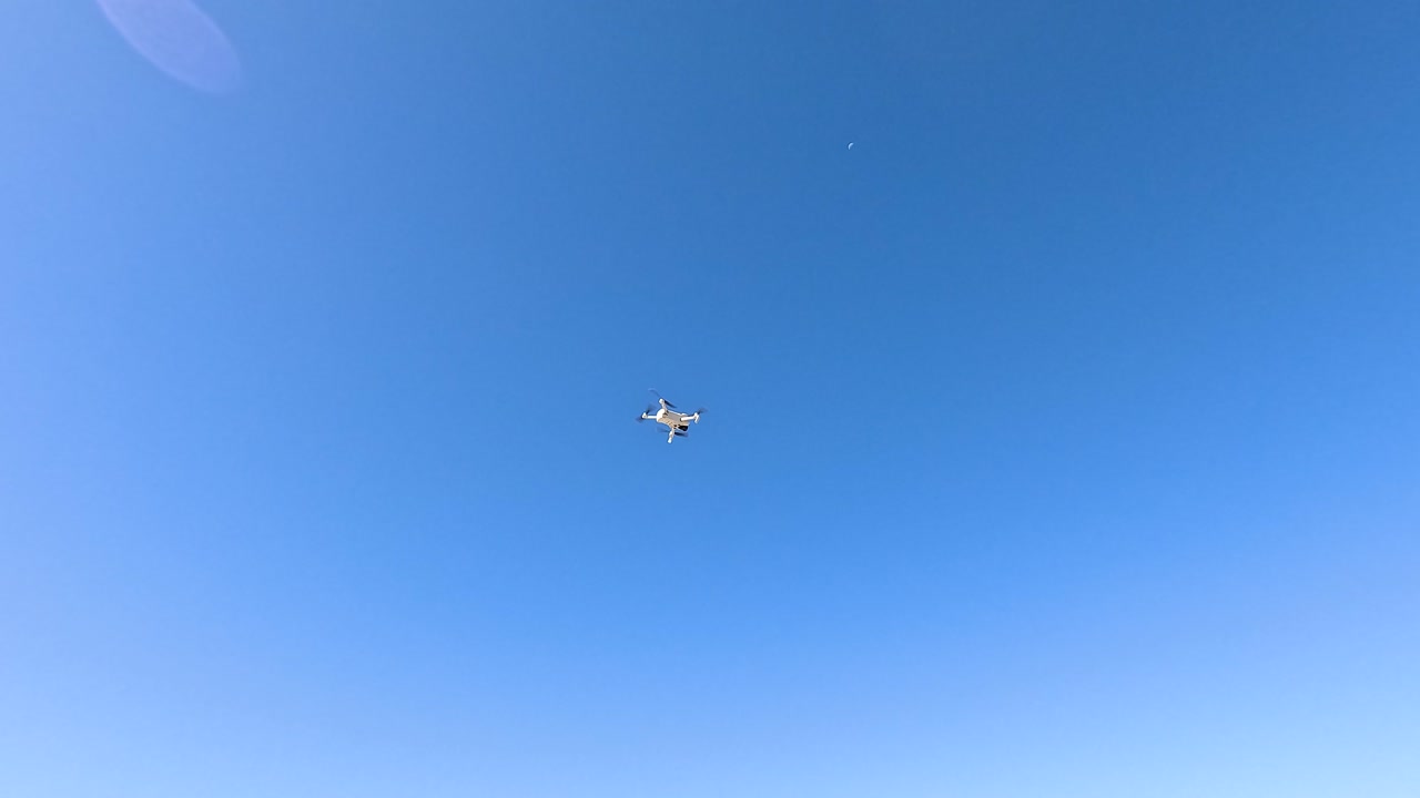 은 파란 하늘에서 날아다니는 드론