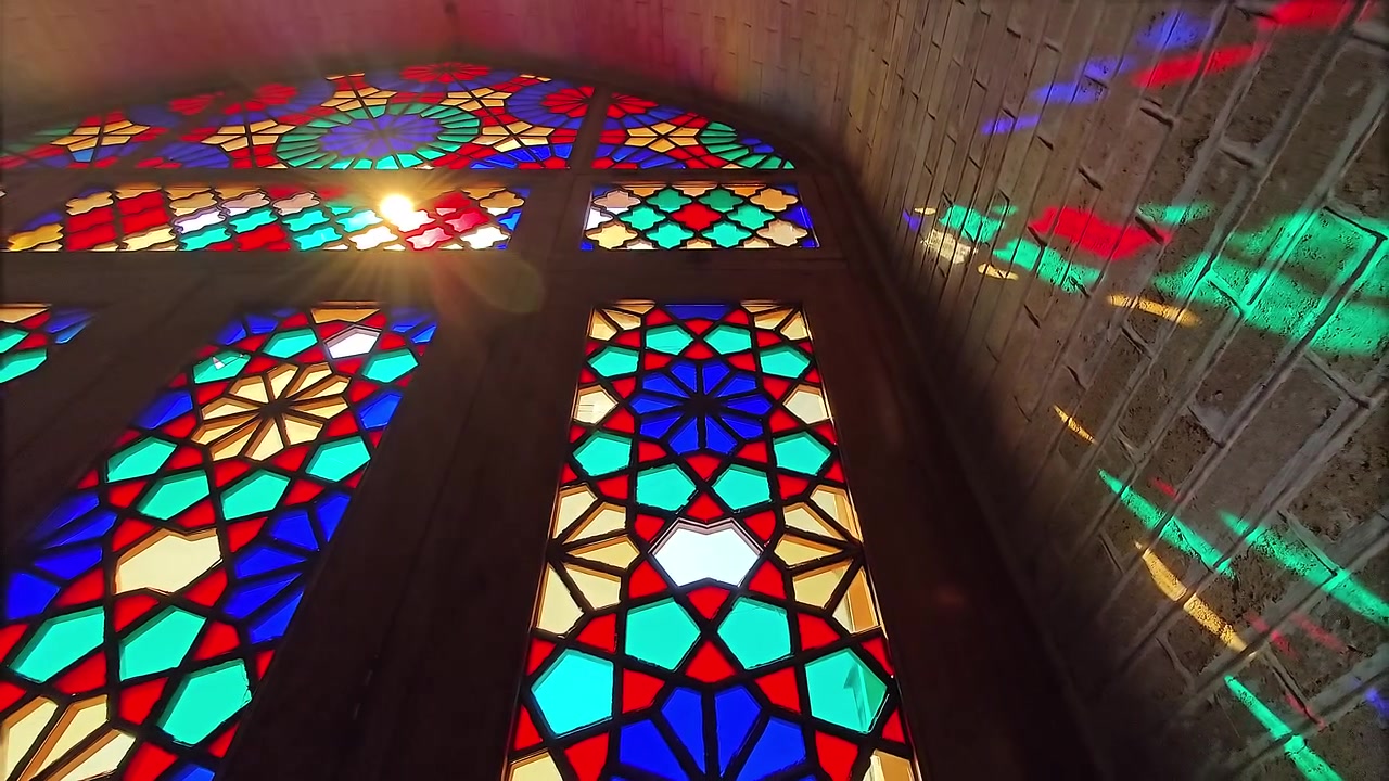 Luz do Sol Brilhando Através de Janela Tradicional Persa de Vitral.