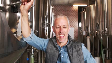 Brewery-worker-standing-with-thumbs-up