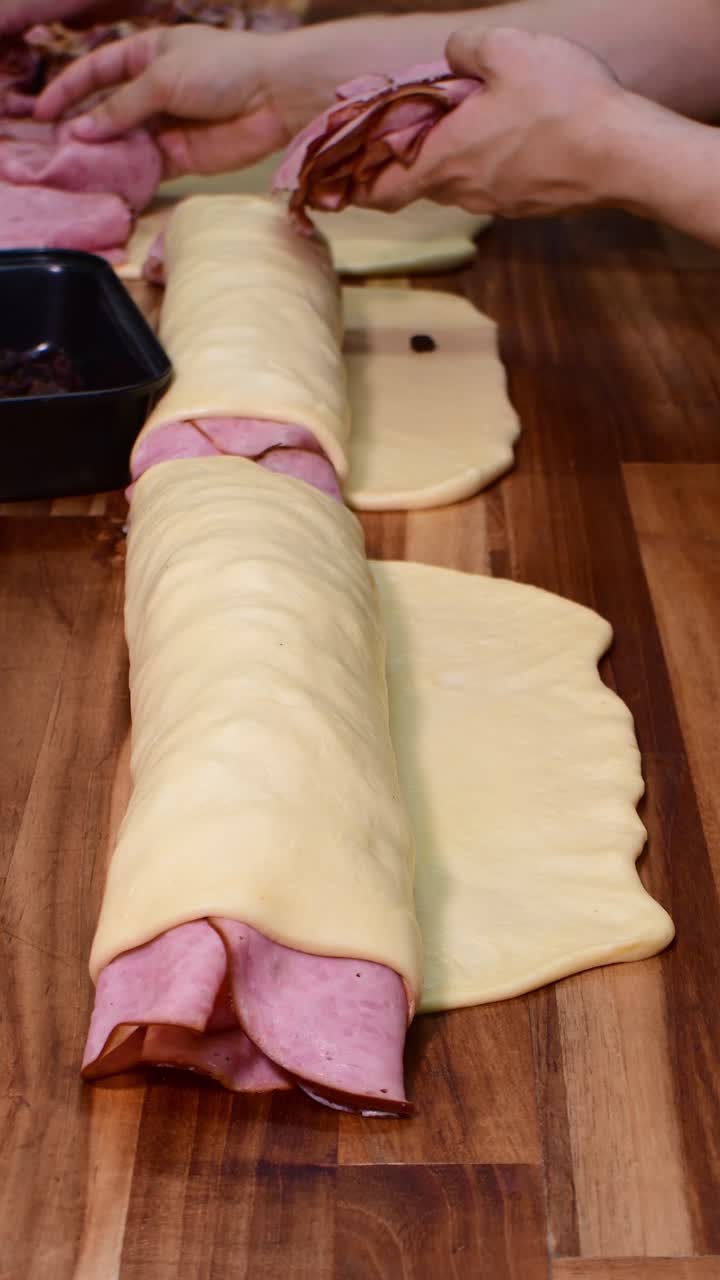 Primer plano vertical de manos amasando masa de pan de jamón venezolano