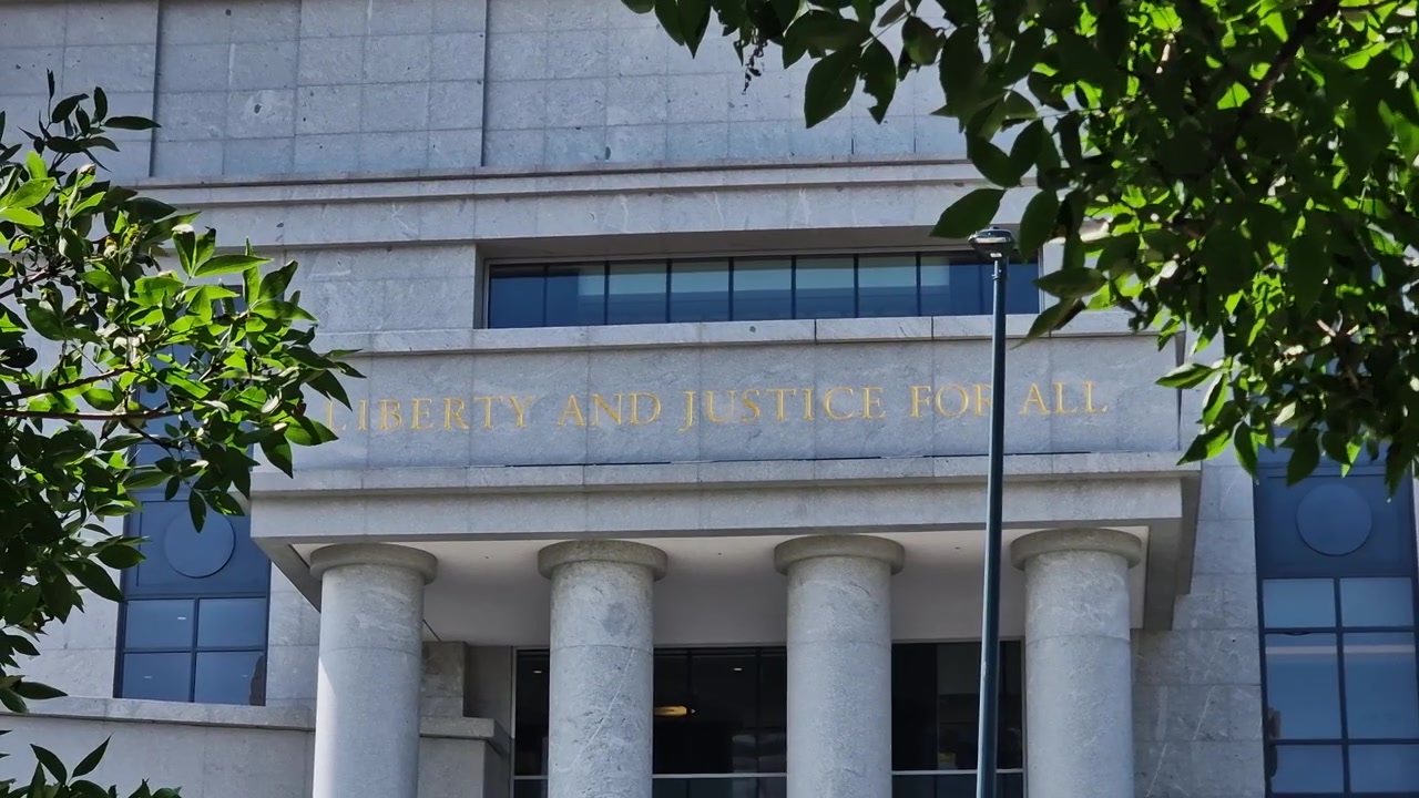 Insegna "Libertà e Giustizia per Tutti" sull'edificio della Corte Suprema del Colorado a Denver, Colorado, USA, in una soleggiata giornata estiva