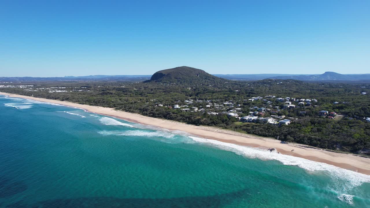 pintoresca playa de yaroomba y el monte coolum, costa del sol en queensland, australia - toma aérea de un dron