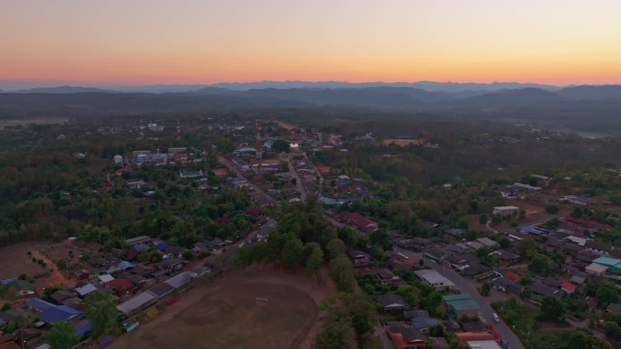 Solen går ned bag en landsby beliggende i højlandet, Thailand