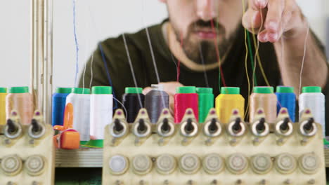 control de calidad en una fábrica de telas para máquinas de coser