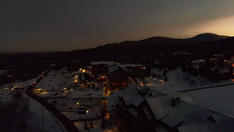 Puesta-De-Sol-Sobre-Una-Montaña-De-Esquí---Video-De-Drones