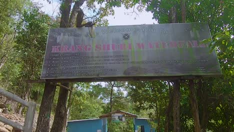 Entrada-A-La-Cascada-De-Krangsuri-En-Densos-Bosques-Durante-El-Día-Desde-Un-ángulo-Plano.-El-Vídeo-Se-Toma-En-Las-Cataratas-De-Krang-Suri-Meghalaya,-Noreste-De-La-India,-El-6-De-Julio-De-2023.