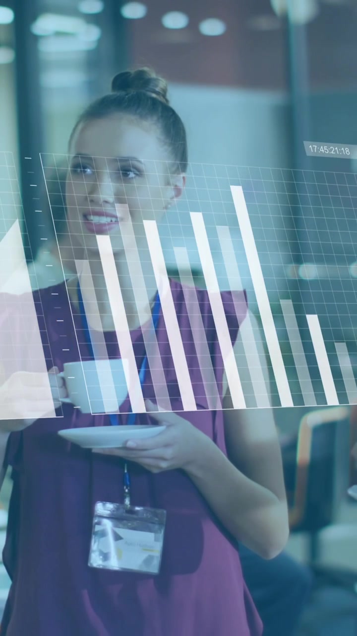 Animación de procesamiento de datos estadísticos con colegas diversos discutiendo juntos en la oficina
